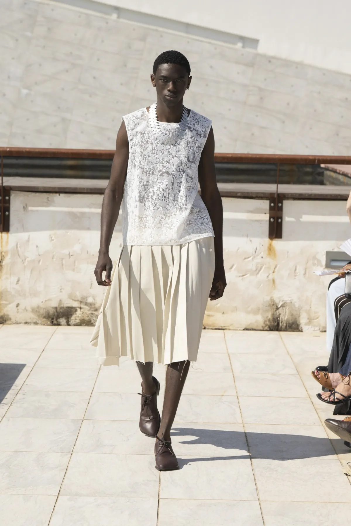 Avec sa collection printemps 2026 présentée au Pitti Uomo, Niccolò Pasqualetti révolutionne les codes masculins à Florence