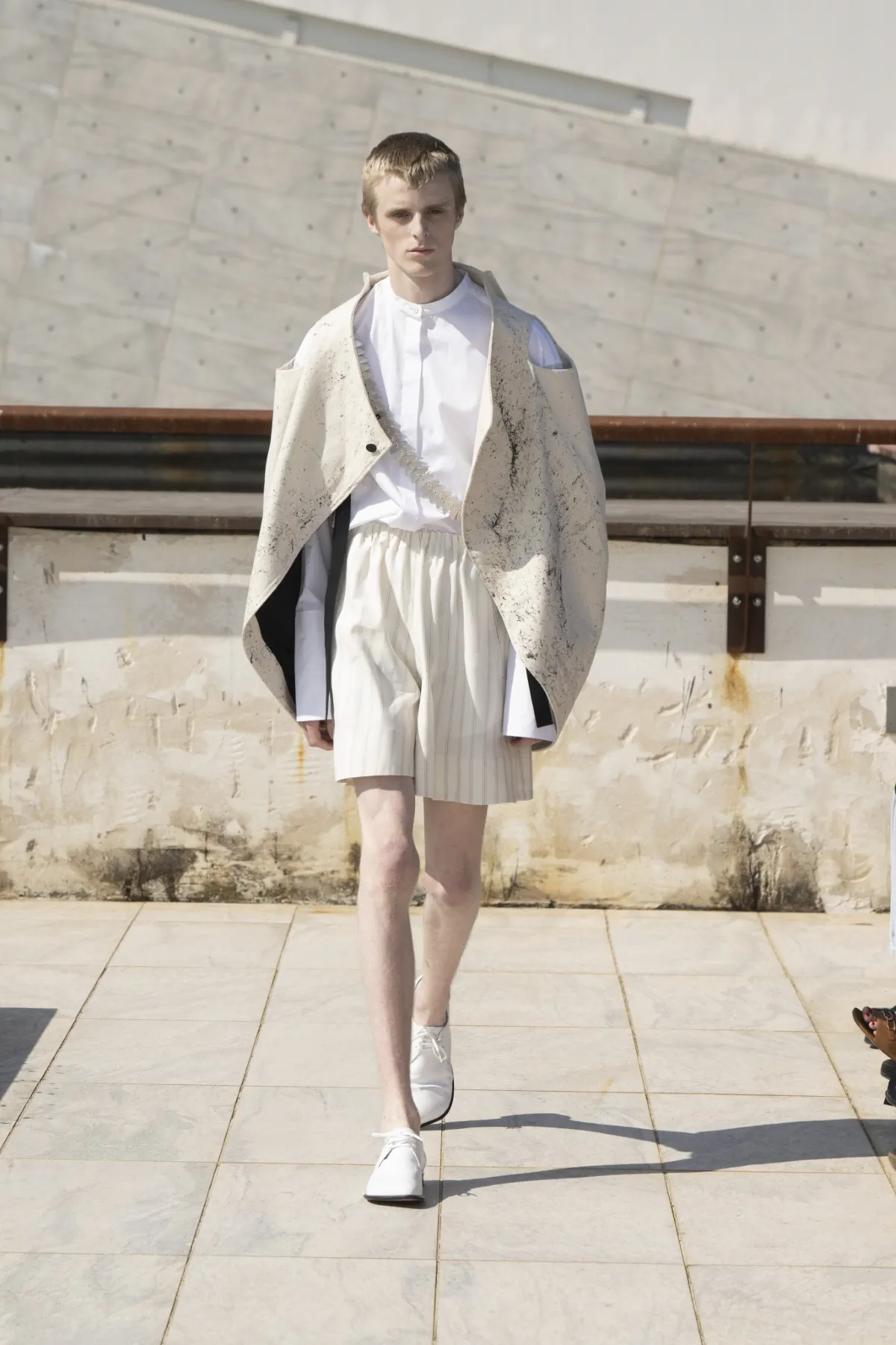 Avec sa collection printemps 2026 présentée au Pitti Uomo, Niccolò Pasqualetti révolutionne les codes masculins à Florence