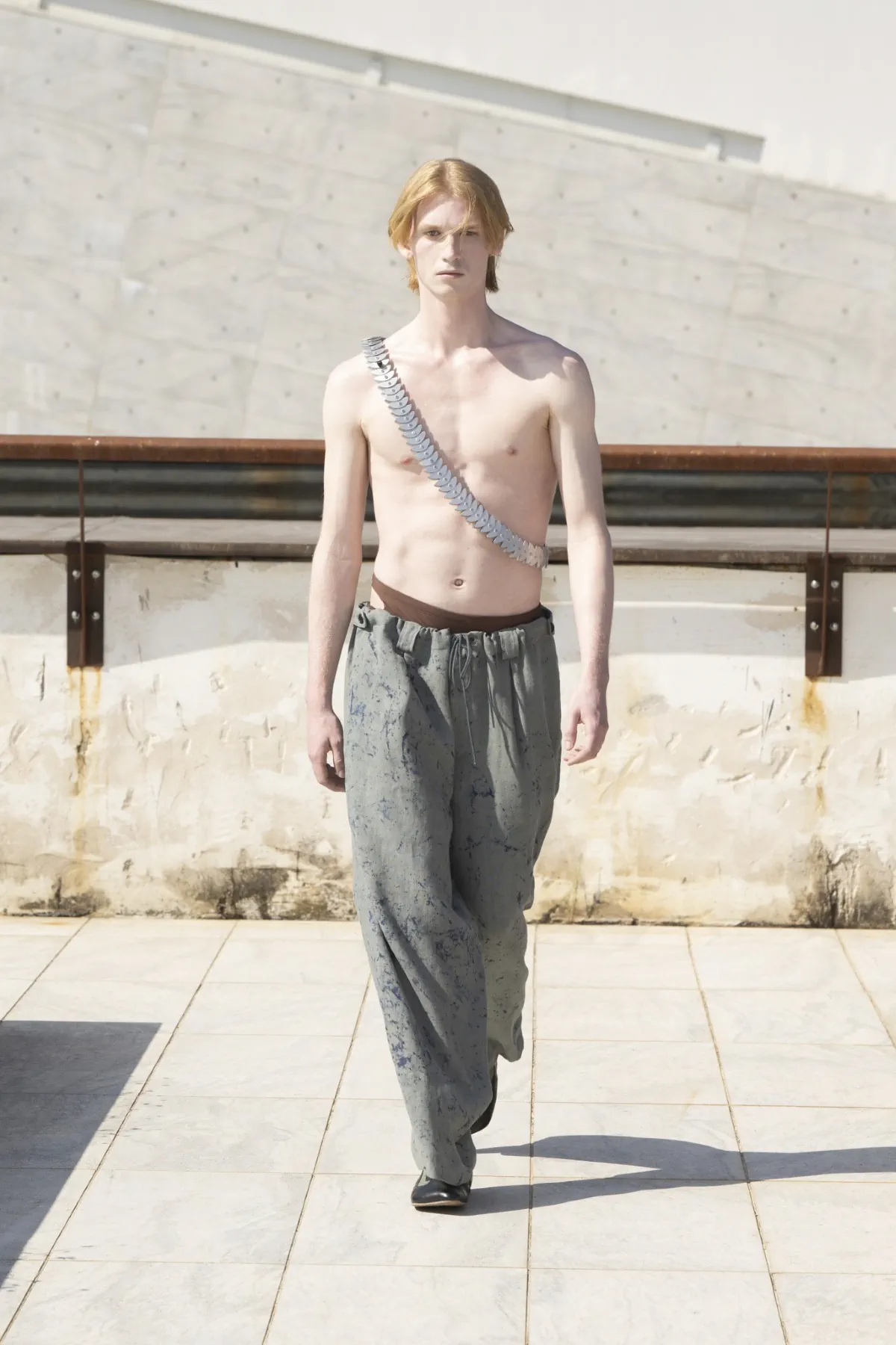 Avec sa collection printemps 2026 présentée au Pitti Uomo, Niccolò Pasqualetti révolutionne les codes masculins à Florence
