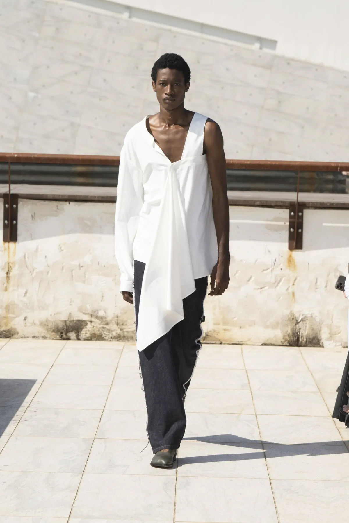Avec sa collection printemps 2026 présentée au Pitti Uomo, Niccolò Pasqualetti révolutionne les codes masculins à Florence