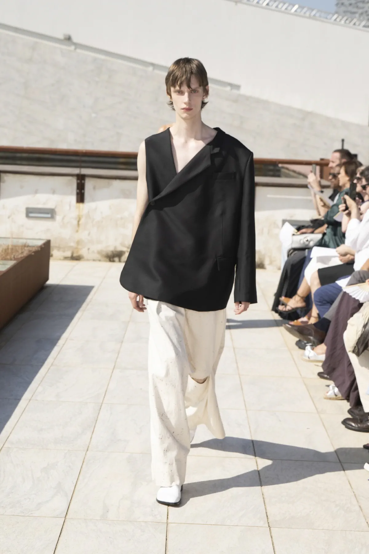 Avec sa collection printemps 2026 présentée au Pitti Uomo, Niccolò Pasqualetti révolutionne les codes masculins à Florence