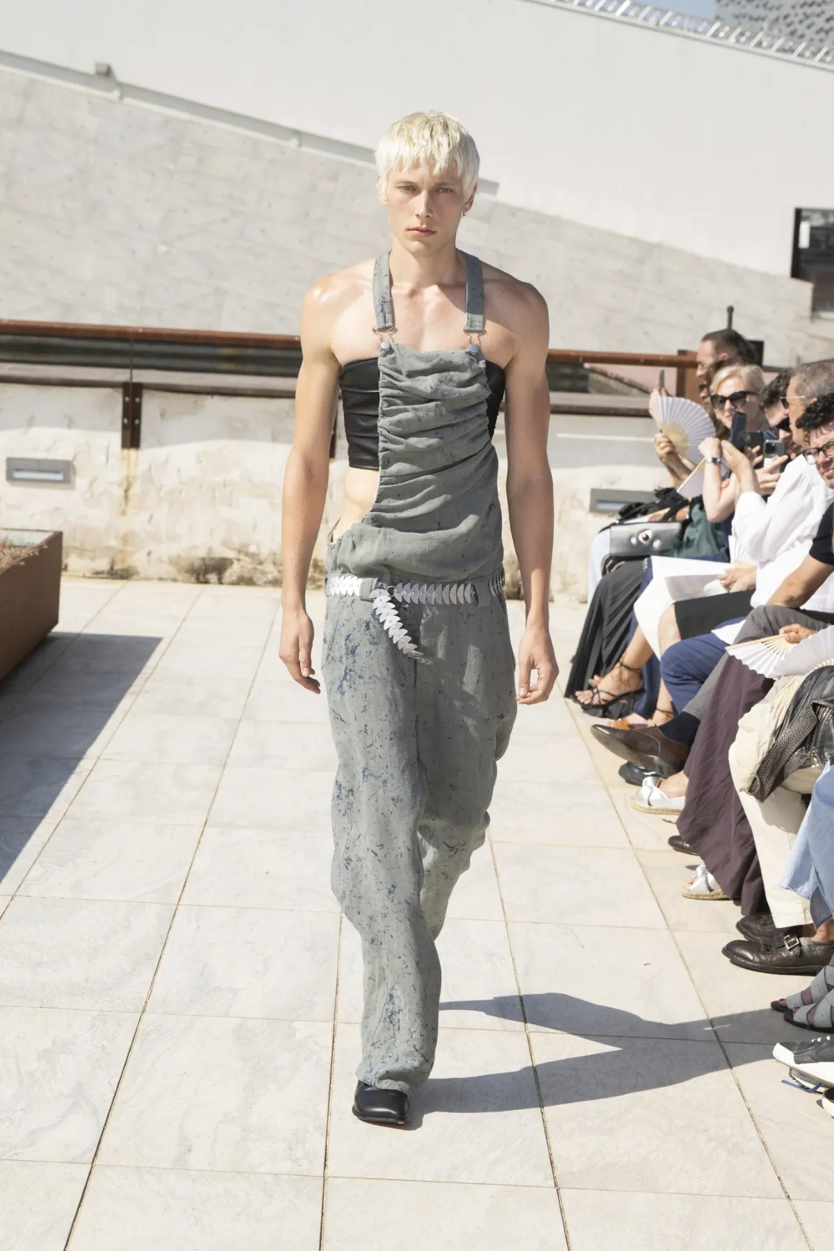 Avec sa collection printemps 2026 présentée au Pitti Uomo, Niccolò Pasqualetti révolutionne les codes masculins à Florence