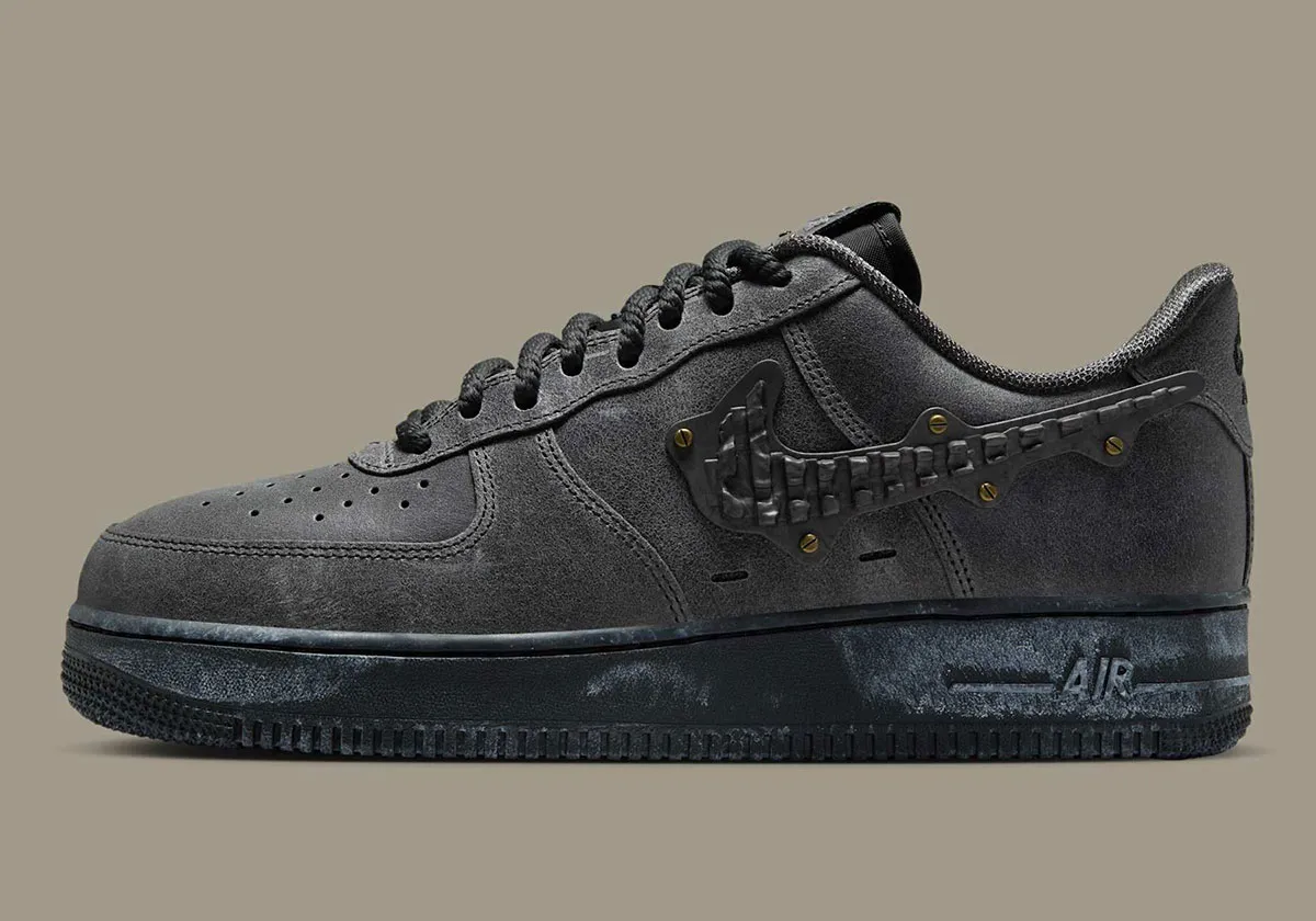 Nike Air Force 1 Low Medium Ash 1 La Nike Air Force 1 Low « Medium Ash » impose une esthétique brute
