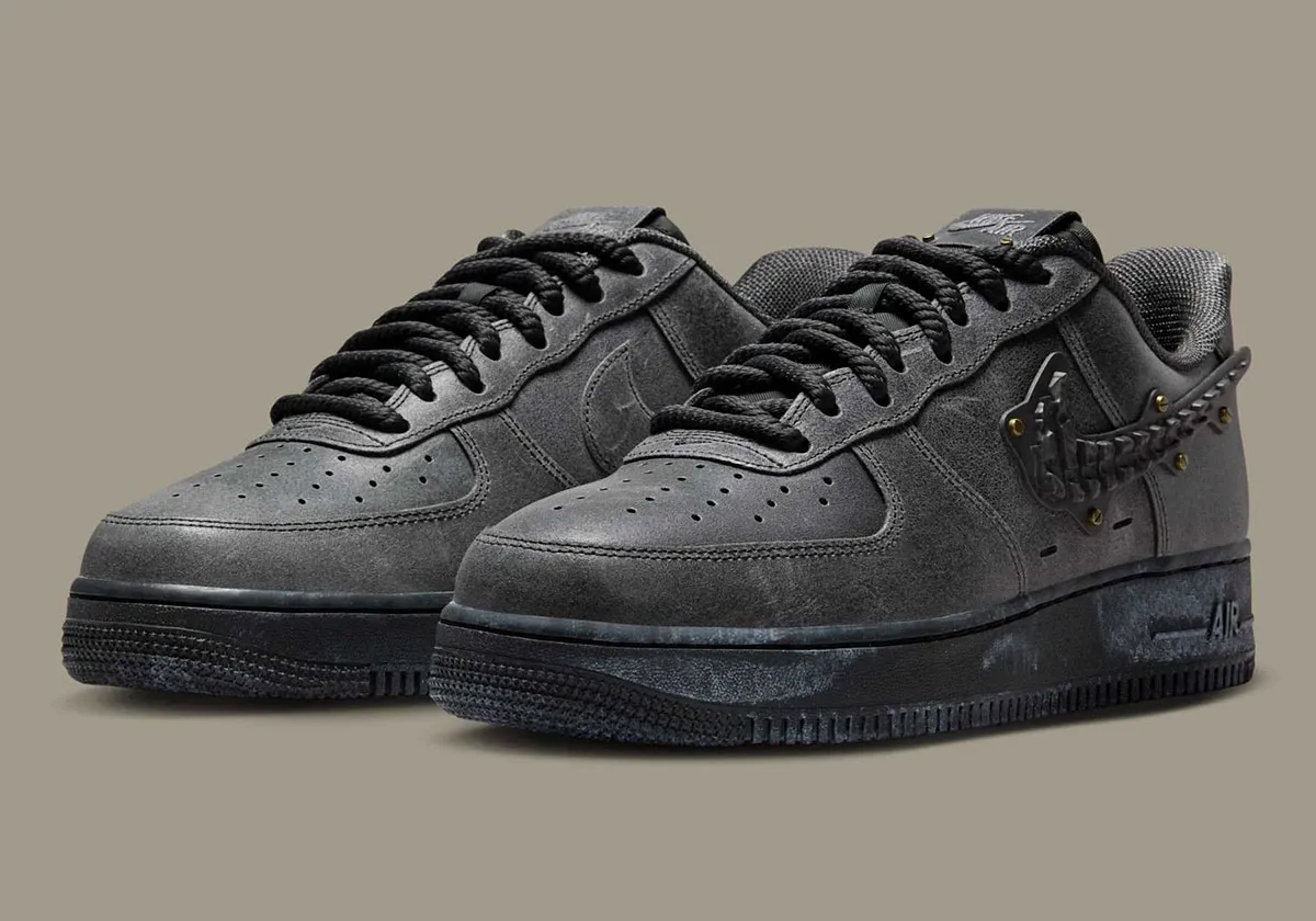 Nike Air Force 1 Low Medium Ash 2 La Nike Air Force 1 Low « Medium Ash » impose une esthétique brute