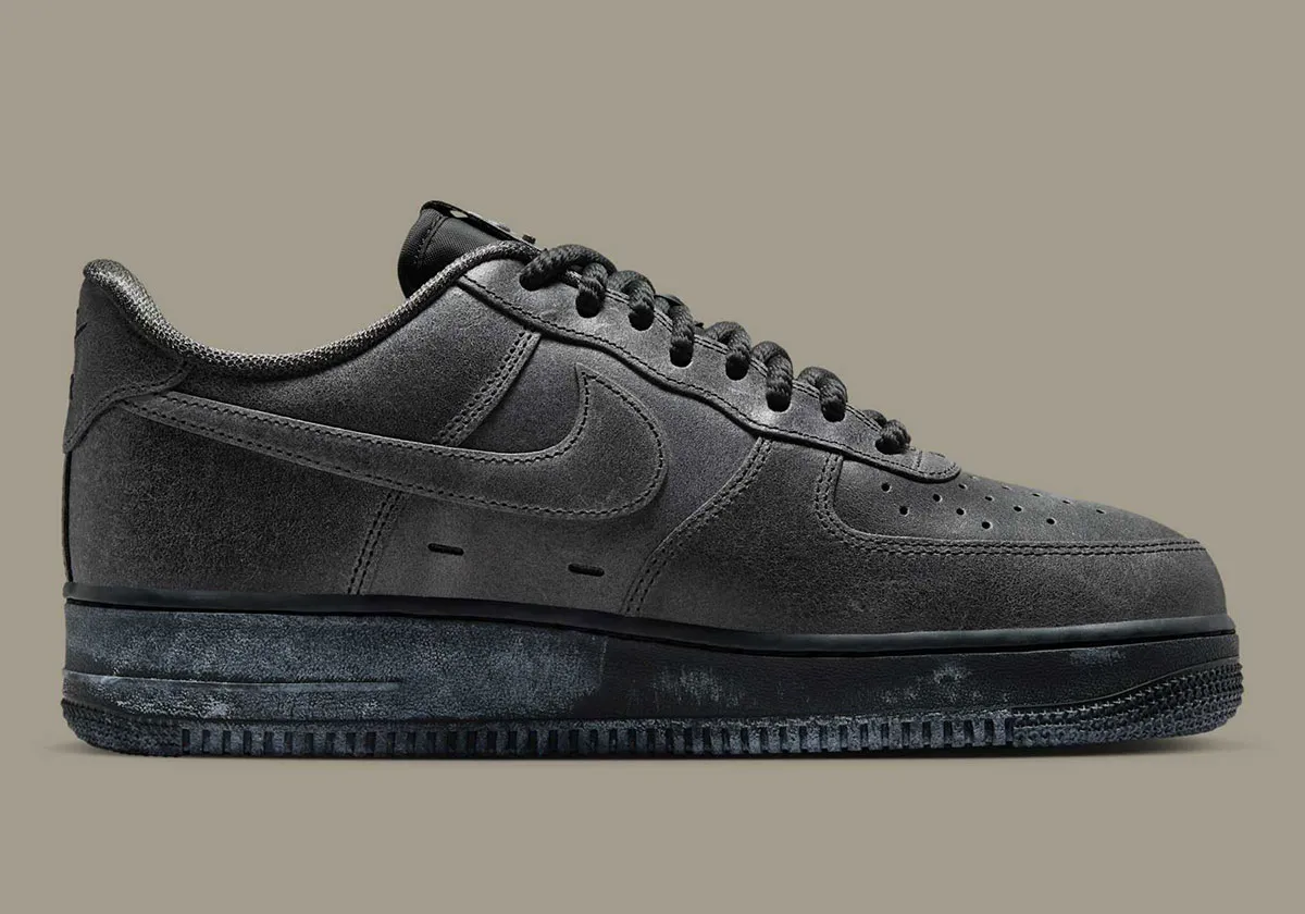 Nike Air Force 1 Low Medium Ash 3 La Nike Air Force 1 Low « Medium Ash » impose une esthétique brute
