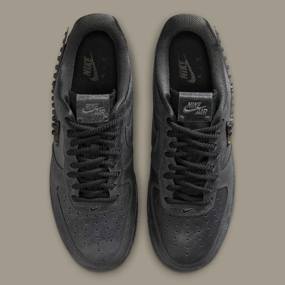 Nike Air Force 1 Low Medium Ash 4 La Nike Air Force 1 Low « Medium Ash » impose une esthétique brute