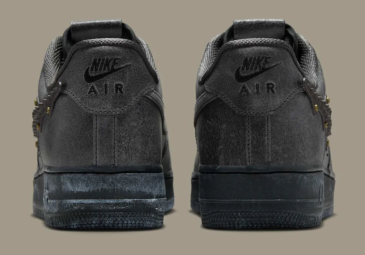 Nike Air Force 1 Low Medium Ash 5 La Nike Air Force 1 Low « Medium Ash » impose une esthétique brute