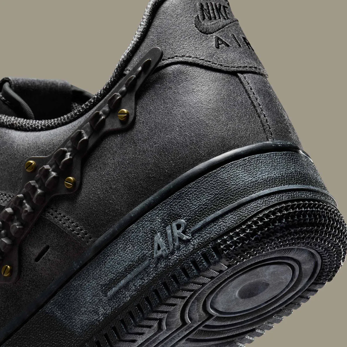 Nike Air Force 1 Low Medium Ash 7 La Nike Air Force 1 Low « Medium Ash » impose une esthétique brute