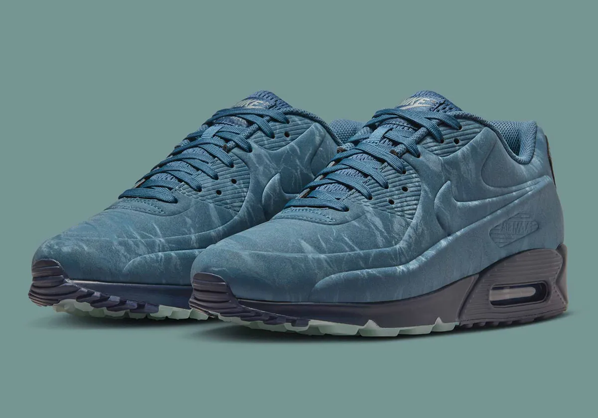 Nike Air Max 90 Thunderstorm 1 Avec sa construction moulée, la Nike Air Max 90 « Thunderstorm » révolutionne la silhouette mythique