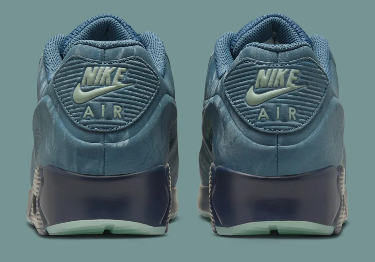 Nike Air Max 90 Thunderstorm 5 Avec sa construction moulée, la Nike Air Max 90 « Thunderstorm » révolutionne la silhouette mythique