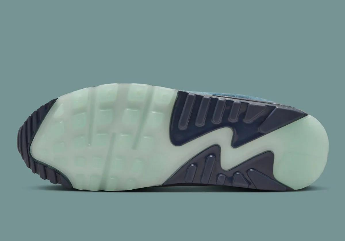 Nike Air Max 90 Thunderstorm 8 Avec sa construction moulée, la Nike Air Max 90 « Thunderstorm » révolutionne la silhouette mythique