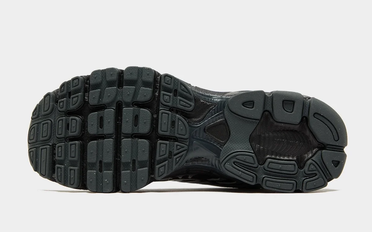 Nike Air Max Moto 2K 5 Nike Air Max Moto 2K fait son grand retour après dix-sept ans d'absence
