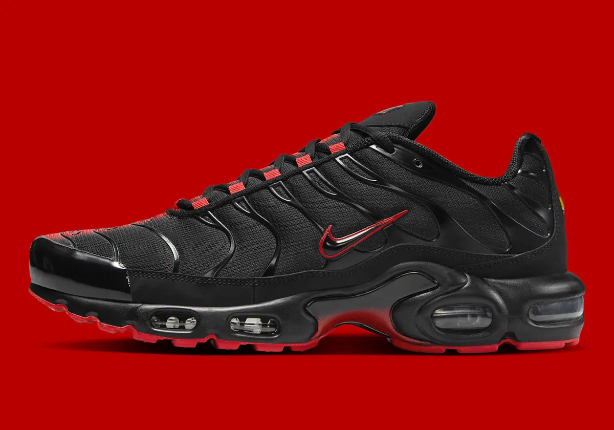 Nike Air Max Plus Darth Vader 1 La Nike Air Max Plus « Darth Vader » fait resurgir la force obscure dans vos pieds