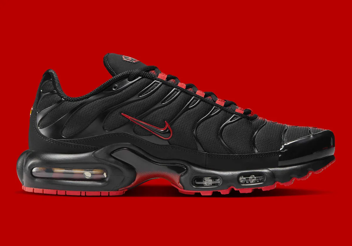 Nike Air Max Plus Darth Vader 2 La Nike Air Max Plus « Darth Vader » fait resurgir la force obscure dans vos pieds