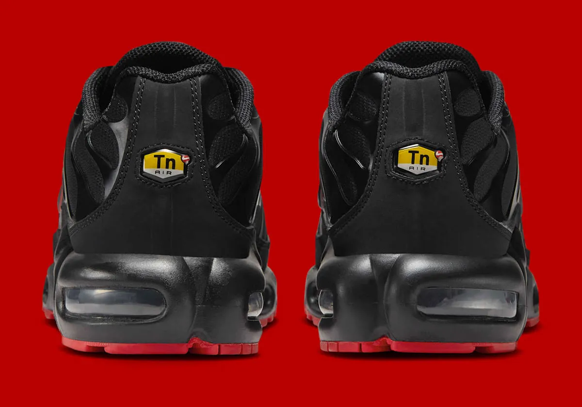 Nike Air Max Plus Darth Vader 4 La Nike Air Max Plus « Darth Vader » fait resurgir la force obscure dans vos pieds