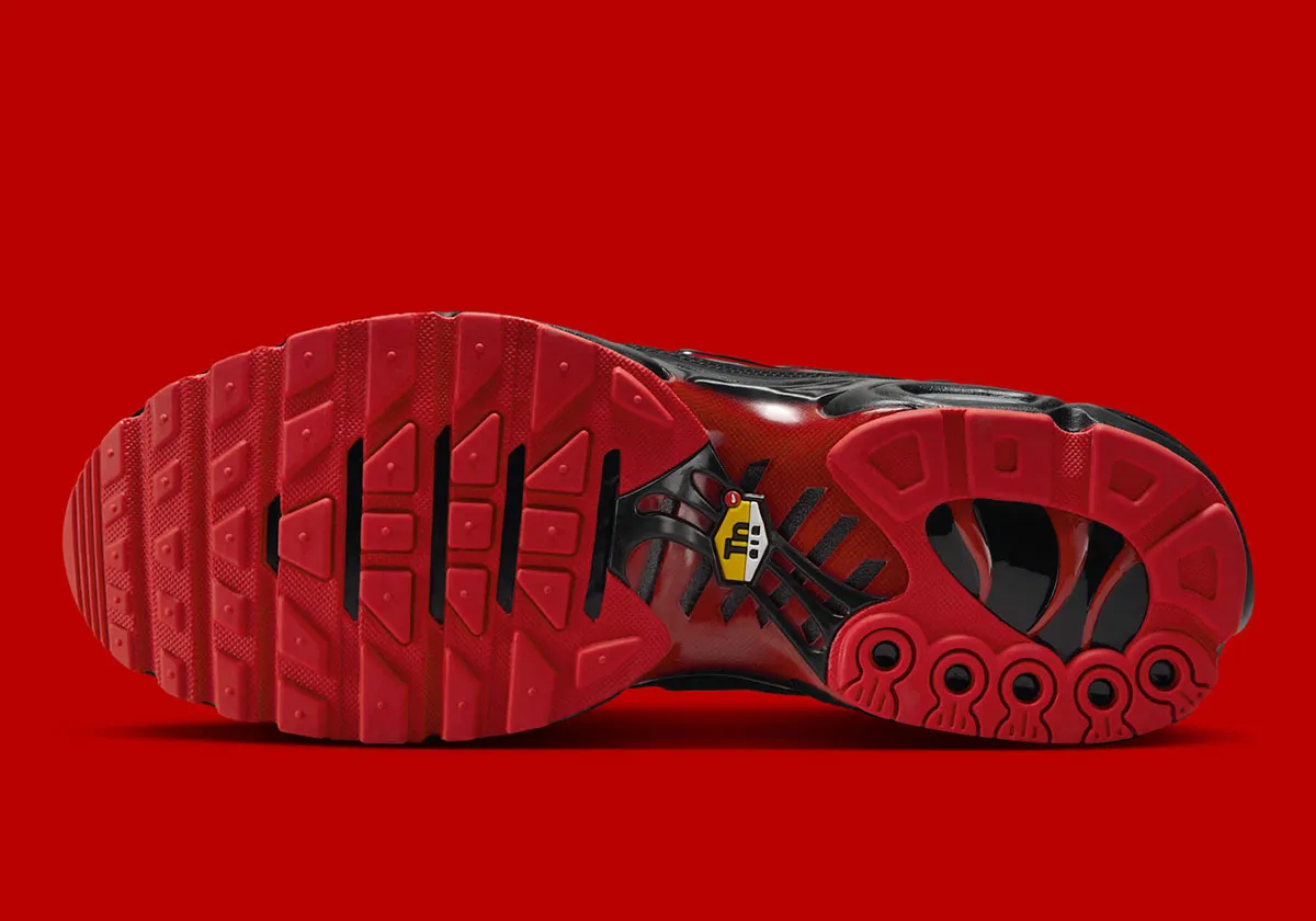 Nike Air Max Plus Darth Vader 7 La Nike Air Max Plus « Darth Vader » fait resurgir la force obscure dans vos pieds