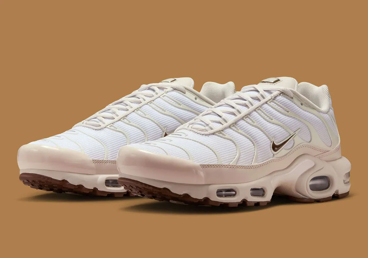 Nike Air Max Plus Light Orewood Brown 1 La Nike Air Max Plus Light « Orewood Brown » arrive en toute sobriété