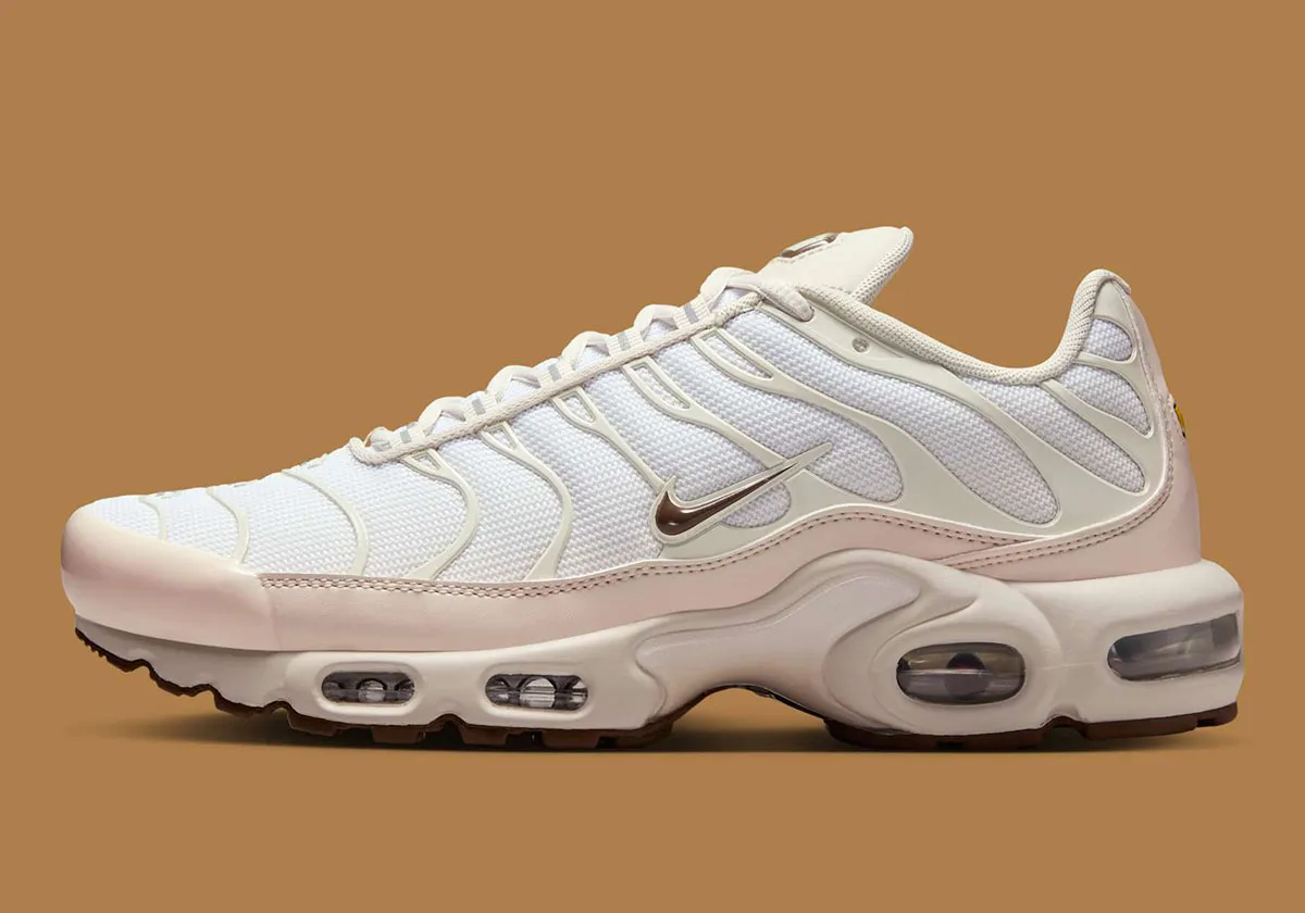 Nike Air Max Plus Light Orewood Brown 2 La Nike Air Max Plus Light « Orewood Brown » arrive en toute sobriété