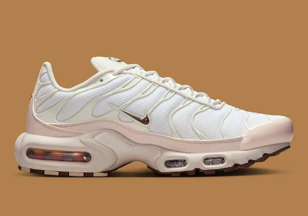 Nike Air Max Plus Light Orewood Brown 3 La Nike Air Max Plus Light « Orewood Brown » arrive en toute sobriété