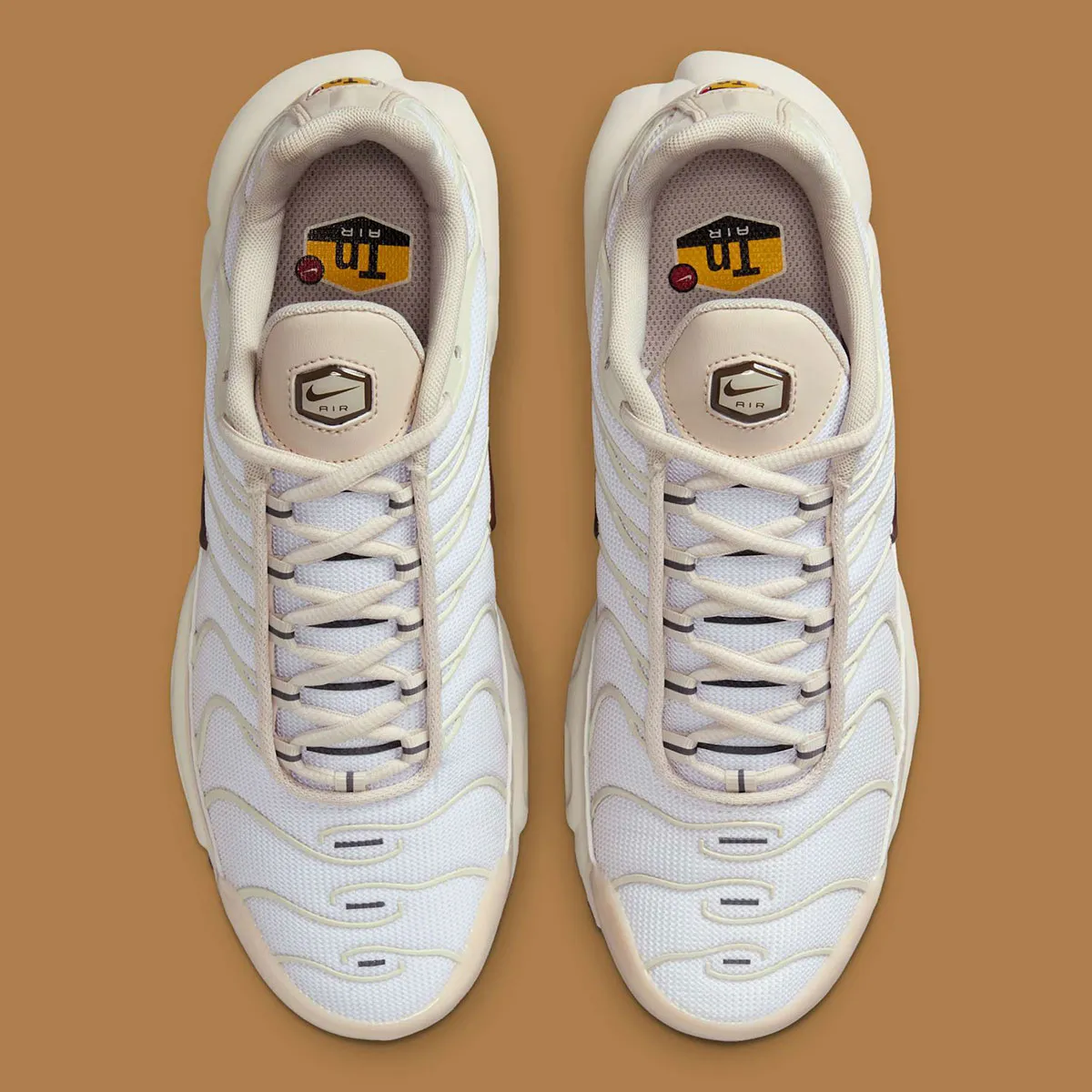 Nike Air Max Plus Light Orewood Brown 4 La Nike Air Max Plus Light « Orewood Brown » arrive en toute sobriété