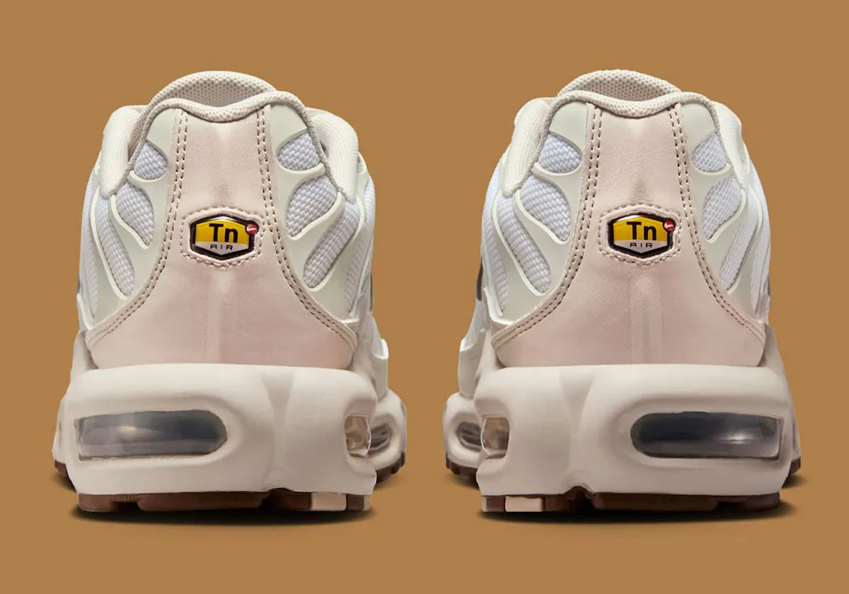 Nike Air Max Plus Light Orewood Brown 5 La Nike Air Max Plus Light « Orewood Brown » arrive en toute sobriété