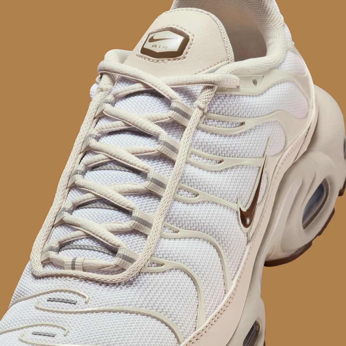 Nike Air Max Plus Light Orewood Brown 6 La Nike Air Max Plus Light « Orewood Brown » arrive en toute sobriété