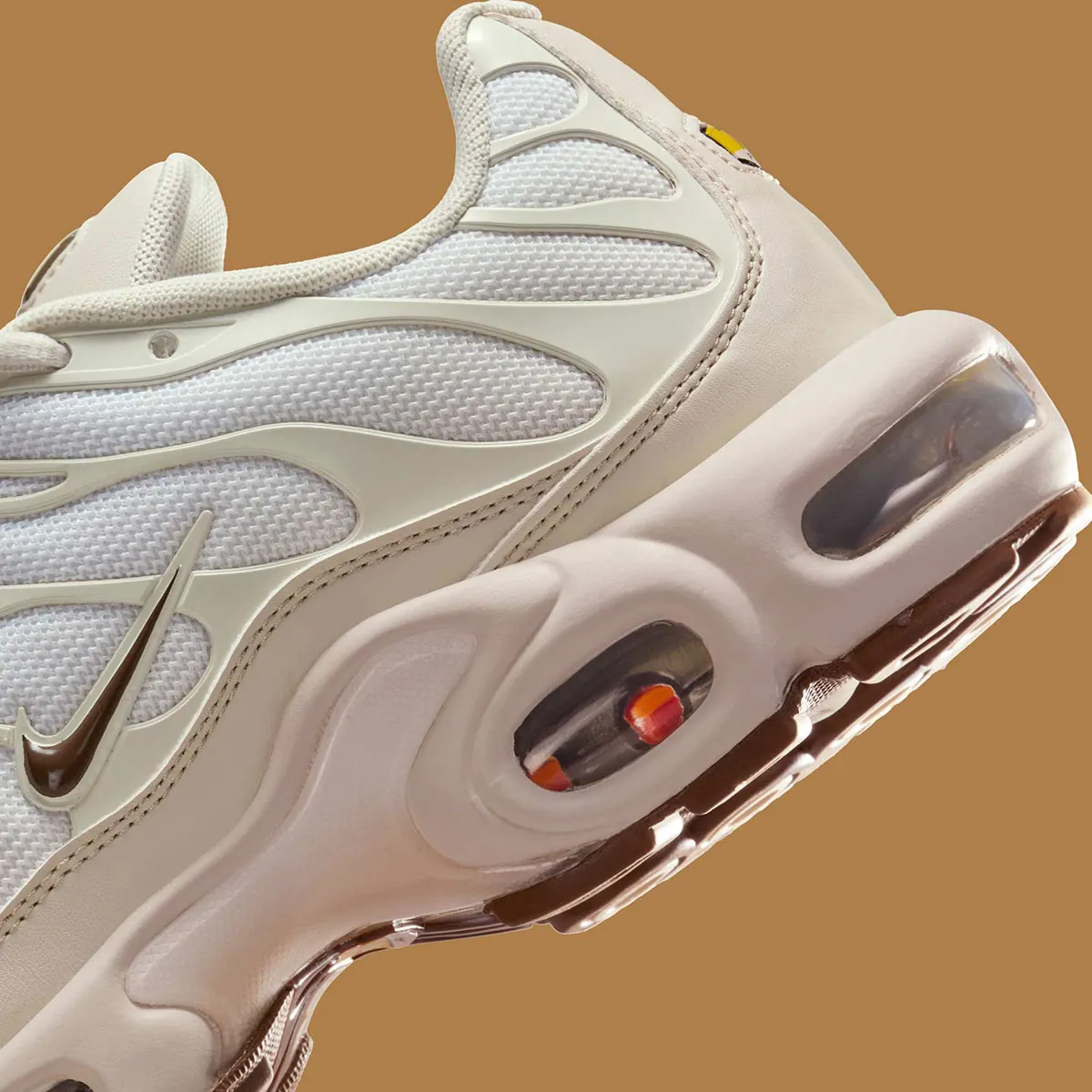 Nike Air Max Plus Light Orewood Brown 7 La Nike Air Max Plus Light « Orewood Brown » arrive en toute sobriété