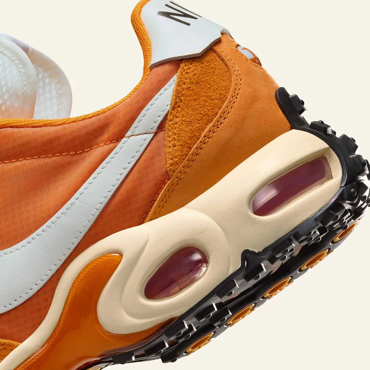 Nike Air Max Waffle SP Ceramic 6 La Nike Air Max Waffle SP « Ceramic » débarque avec un punch d'orange électrisant