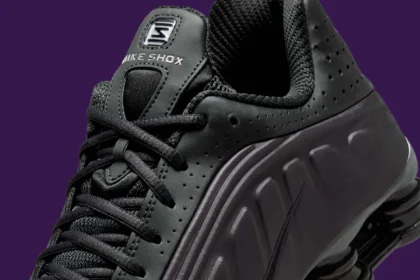 La Nike Shox R4 « Cave Purple » arrive avec une esthétique nocturne
