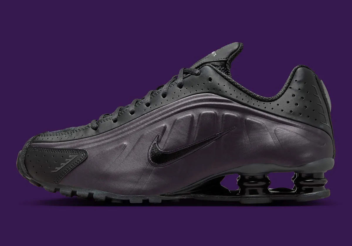 Nike Shox R4 Cave Purple 1 La Nike Shox R4 « Cave Purple » arrive avec une esthétique nocturne