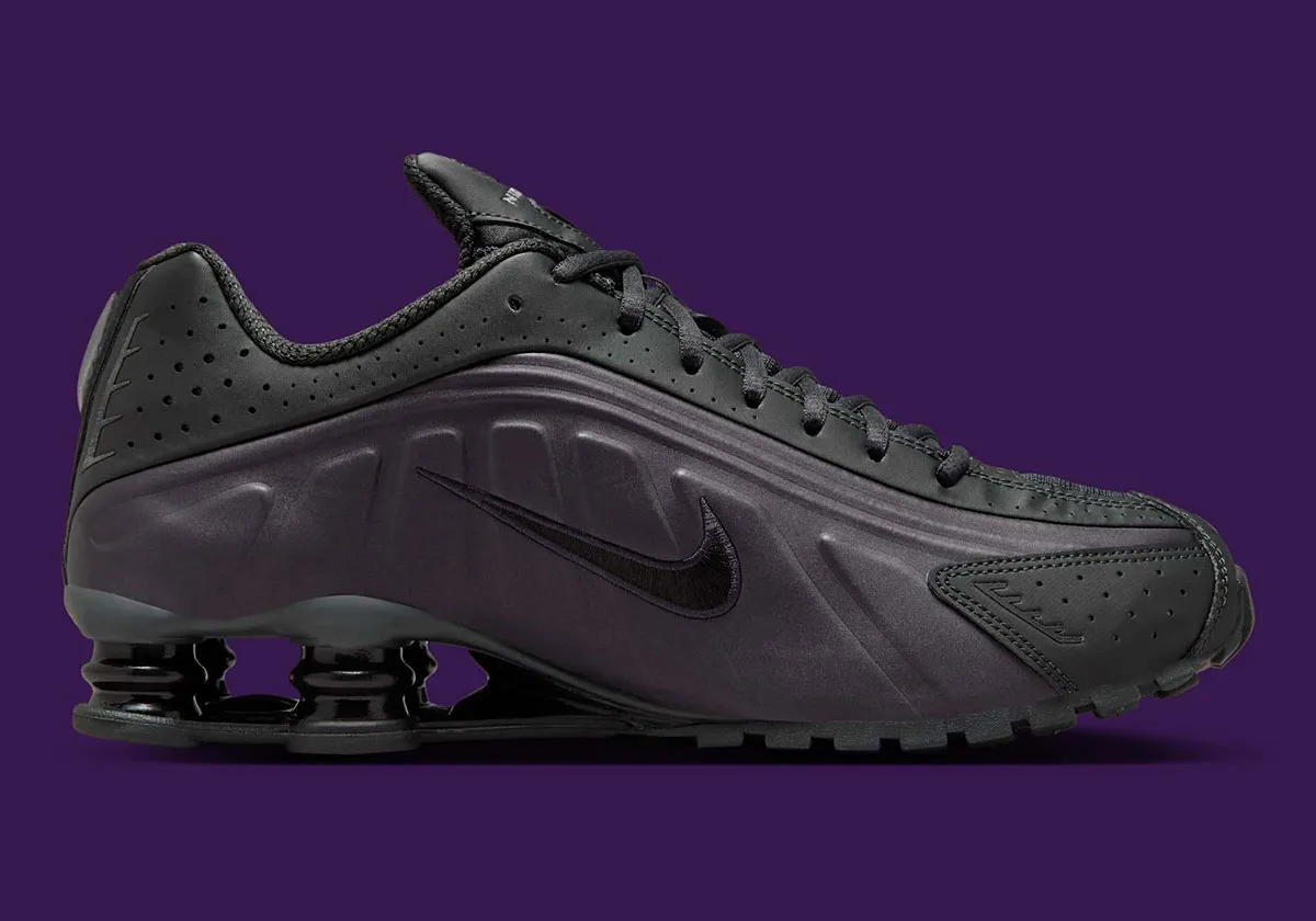 Nike Shox R4 Cave Purple 3 La Nike Shox R4 « Cave Purple » arrive avec une esthétique nocturne