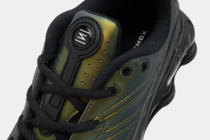 La Nike Shox Ride 2 « Olive Flak » fait son grand retour avec une esthétique iridescente