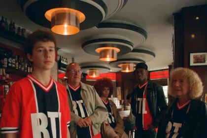 Le maillot rouge RTL de 1975 du PSG fait son grand retour