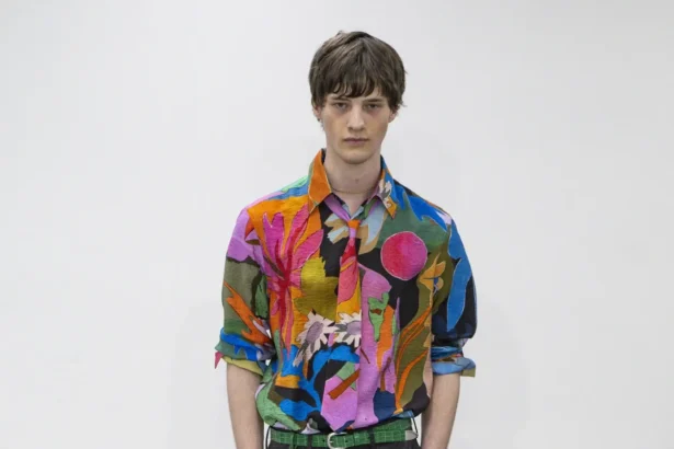 Paul Smith dévoile sa collection printemps 2026, inspirée par ses voyages en Égypte