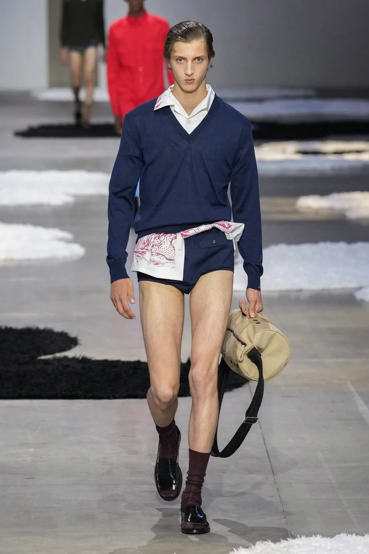 La collection Printemps 2026 de PRADA révèle une mode masculine apaisée et authentique