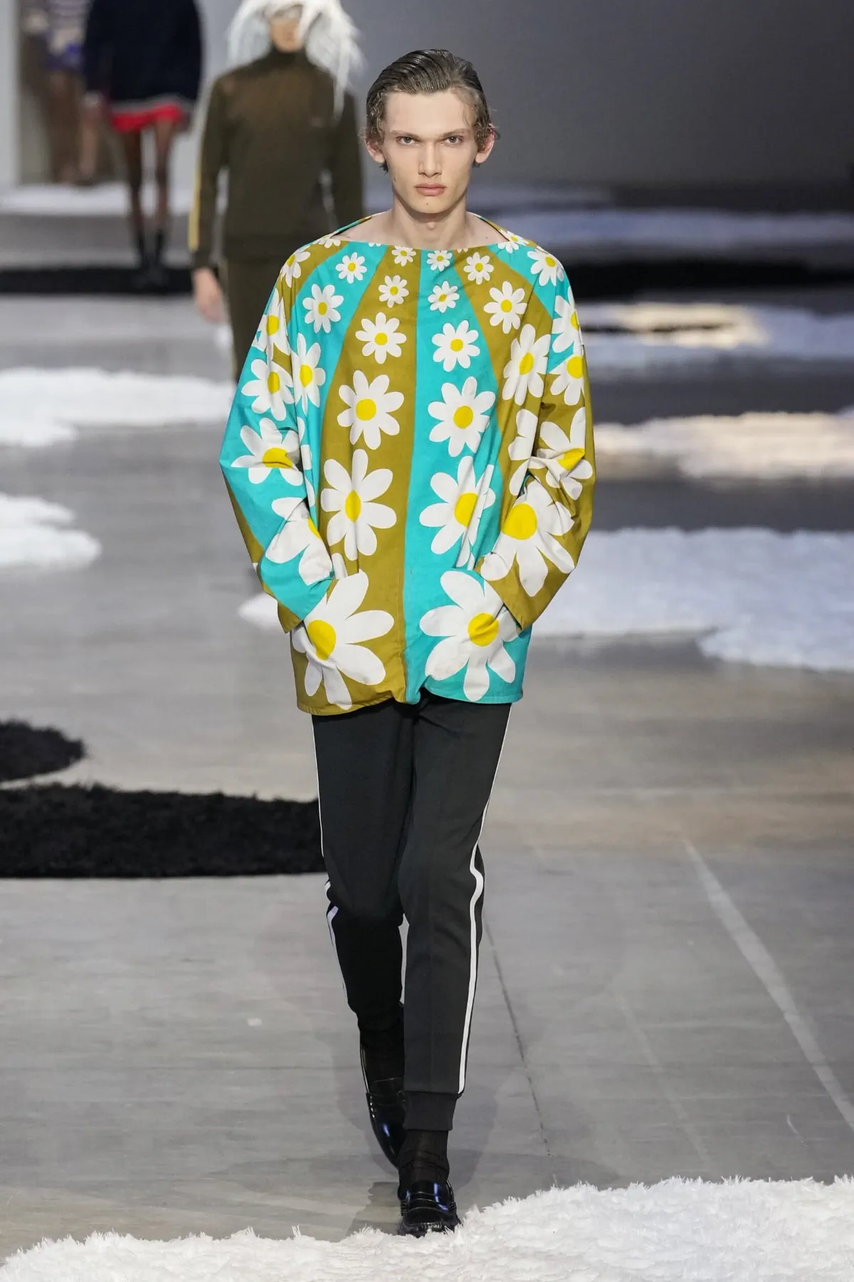 La collection Printemps 2026 de PRADA révèle une mode masculine apaisée et authentique
