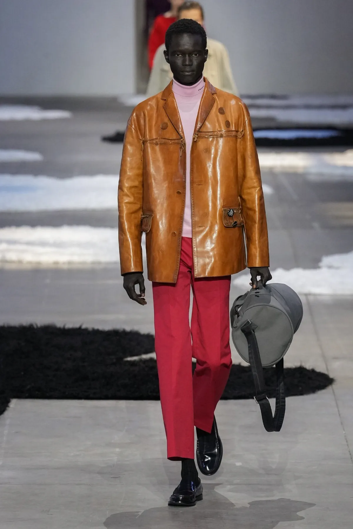 La collection Printemps 2026 de PRADA révèle une mode masculine apaisée et authentique