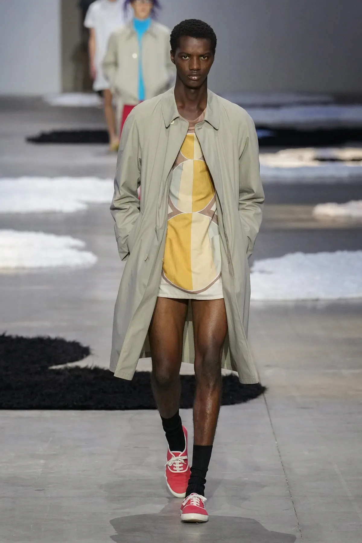 La collection Printemps 2026 de PRADA révèle une mode masculine apaisée et authentique
