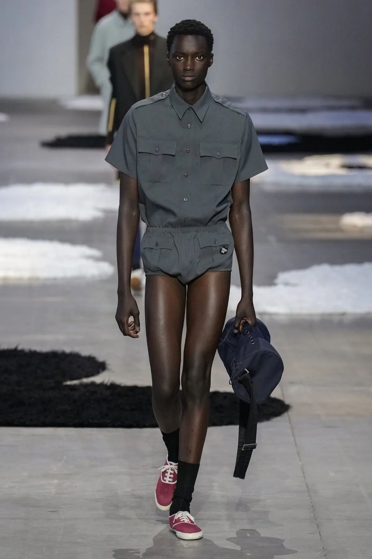 La collection Printemps 2026 de PRADA révèle une mode masculine apaisée et authentique