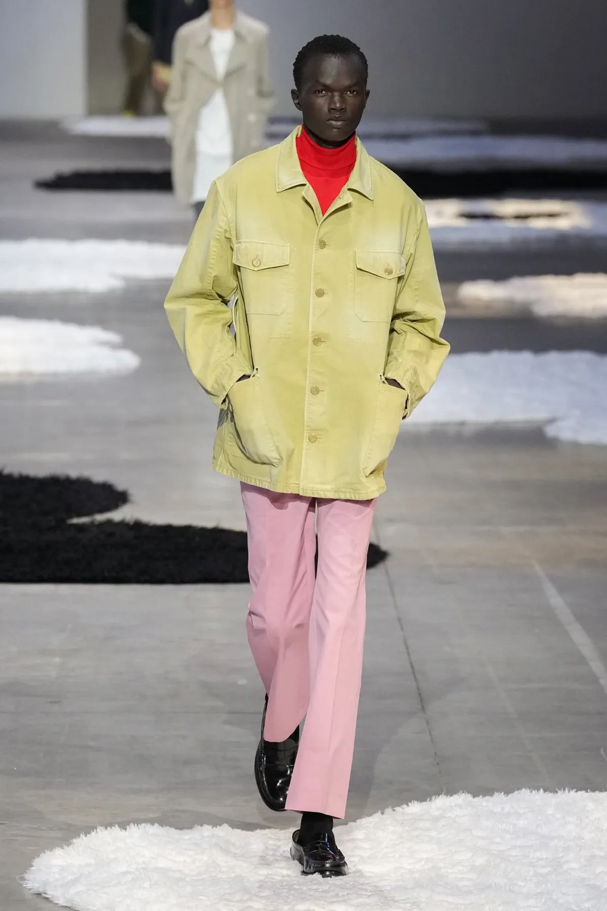 La collection Printemps 2026 de PRADA révèle une mode masculine apaisée et authentique