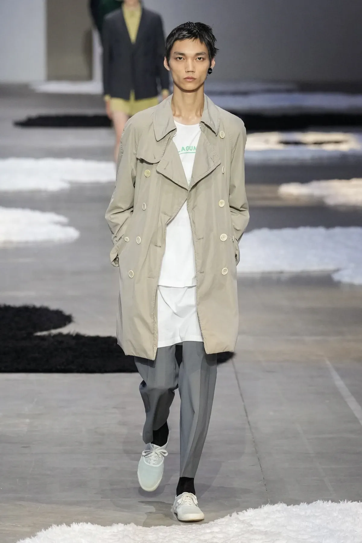 La collection Printemps 2026 de PRADA révèle une mode masculine apaisée et authentique