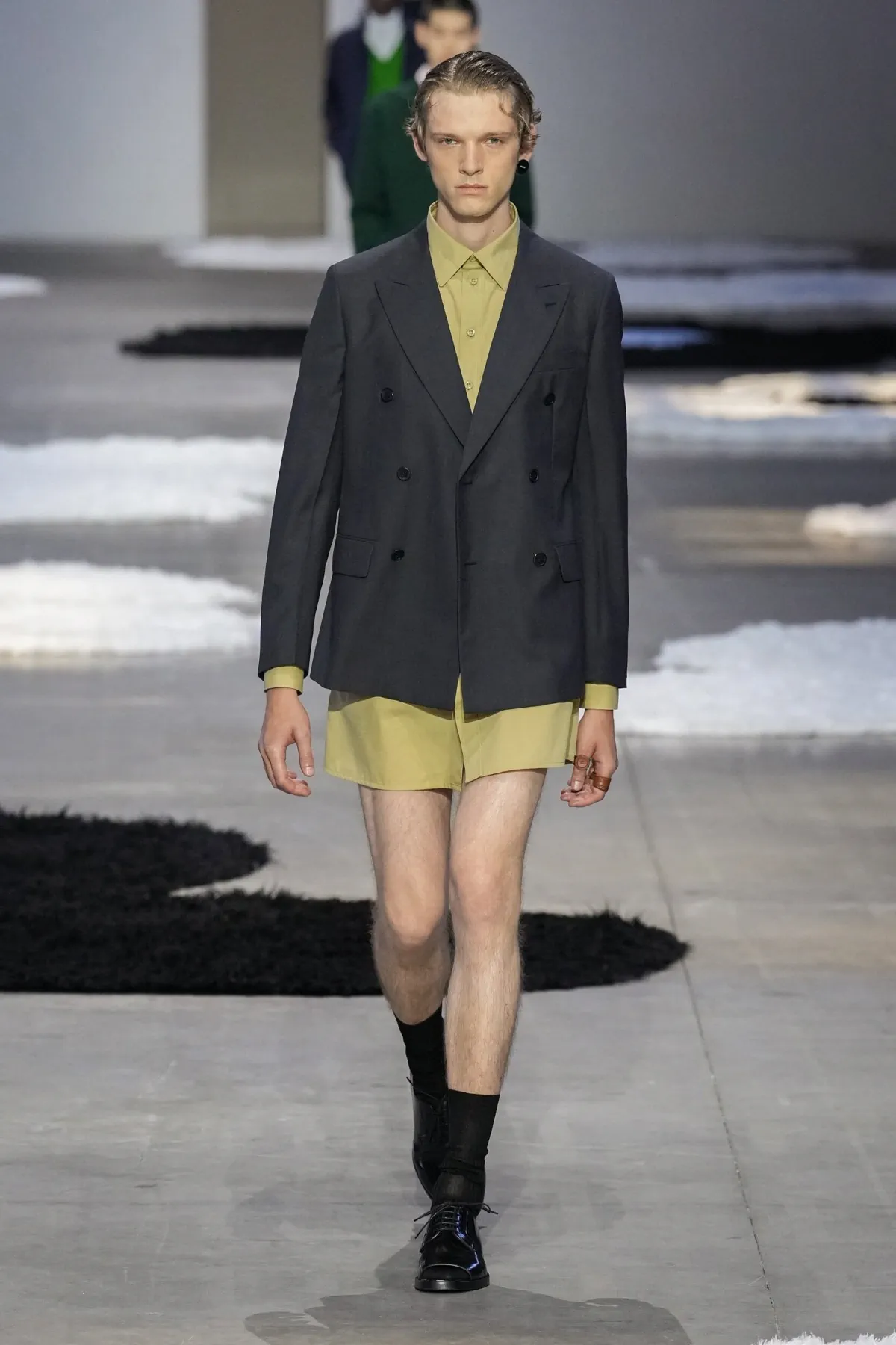 La collection Printemps 2026 de PRADA révèle une mode masculine apaisée et authentique