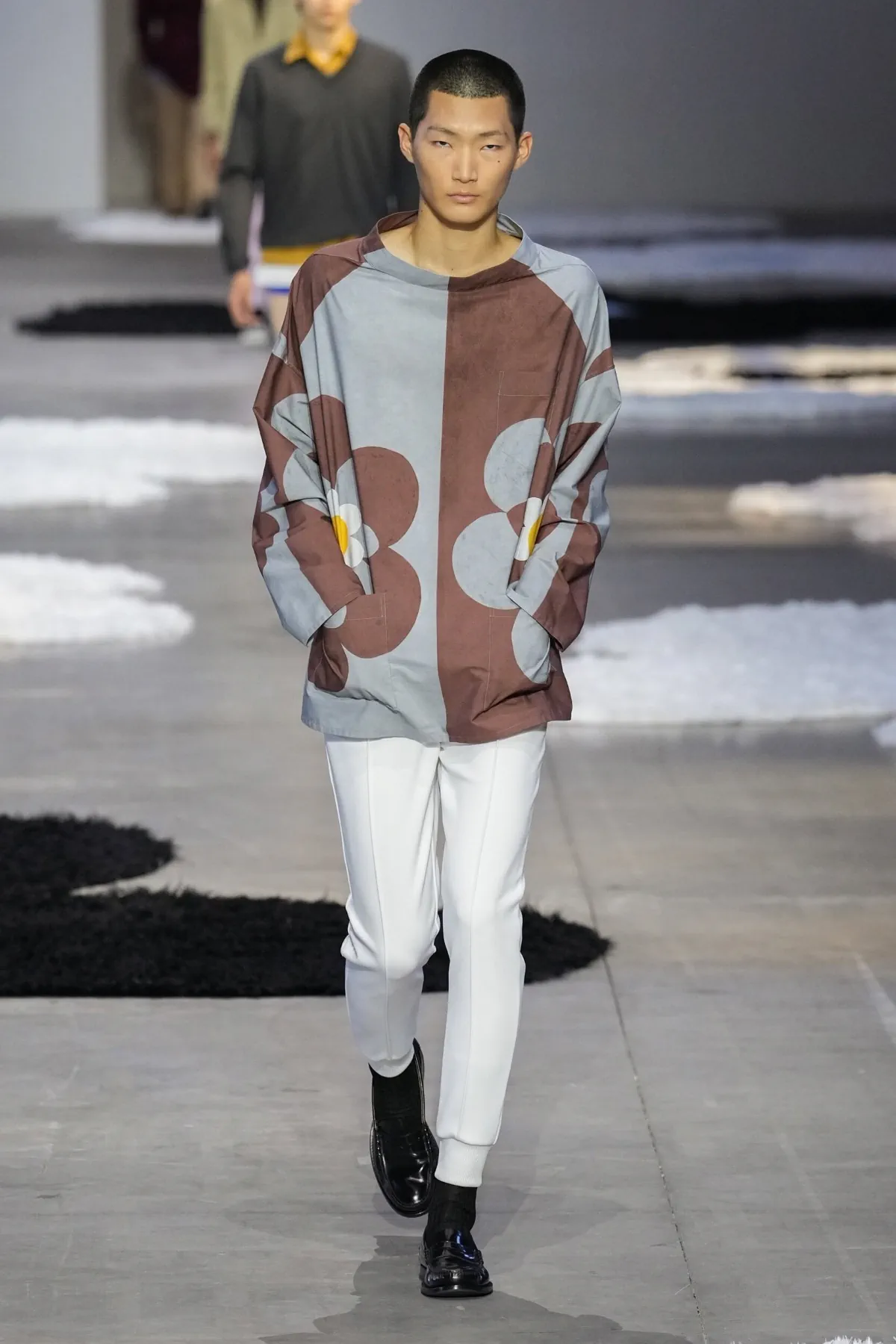 La collection Printemps 2026 de PRADA révèle une mode masculine apaisée et authentique