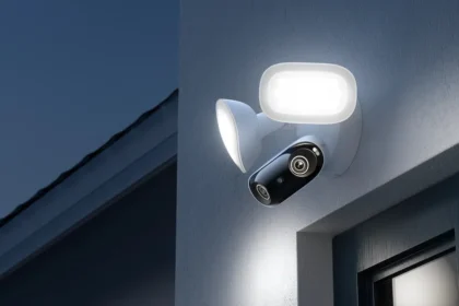 La caméra de surveillance extérieure Reolink Elite Floodlight WiFi révolutionne la surveillance grâce à son intelligence artificielle intégrée