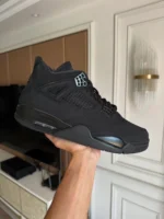Retour de la Air Jordan 4 « Black Cat » avec le logo Nike Air pour le Black Friday 2025