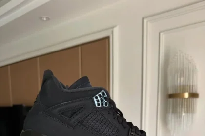 Retour de la Air Jordan 4 « Black Cat » avec le logo Nike Air pour le Black Friday 2025