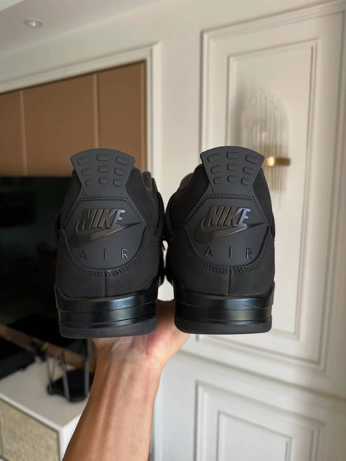 Retour Air Jordan 4 Black Cat 2 Retour de la Air Jordan 4 « Black Cat » avec le logo Nike Air pour le Black Friday 2025