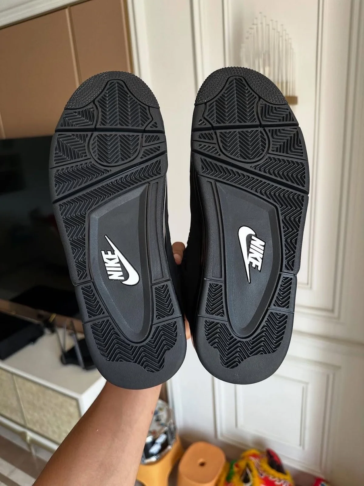 Retour Air Jordan 4 Black Cat 4 Retour de la Air Jordan 4 « Black Cat » avec le logo Nike Air pour le Black Friday 2025