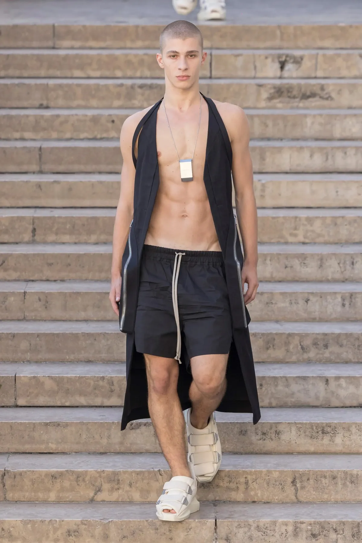 Rick Owens dévoile une élégance subversive pour le printemps 2026