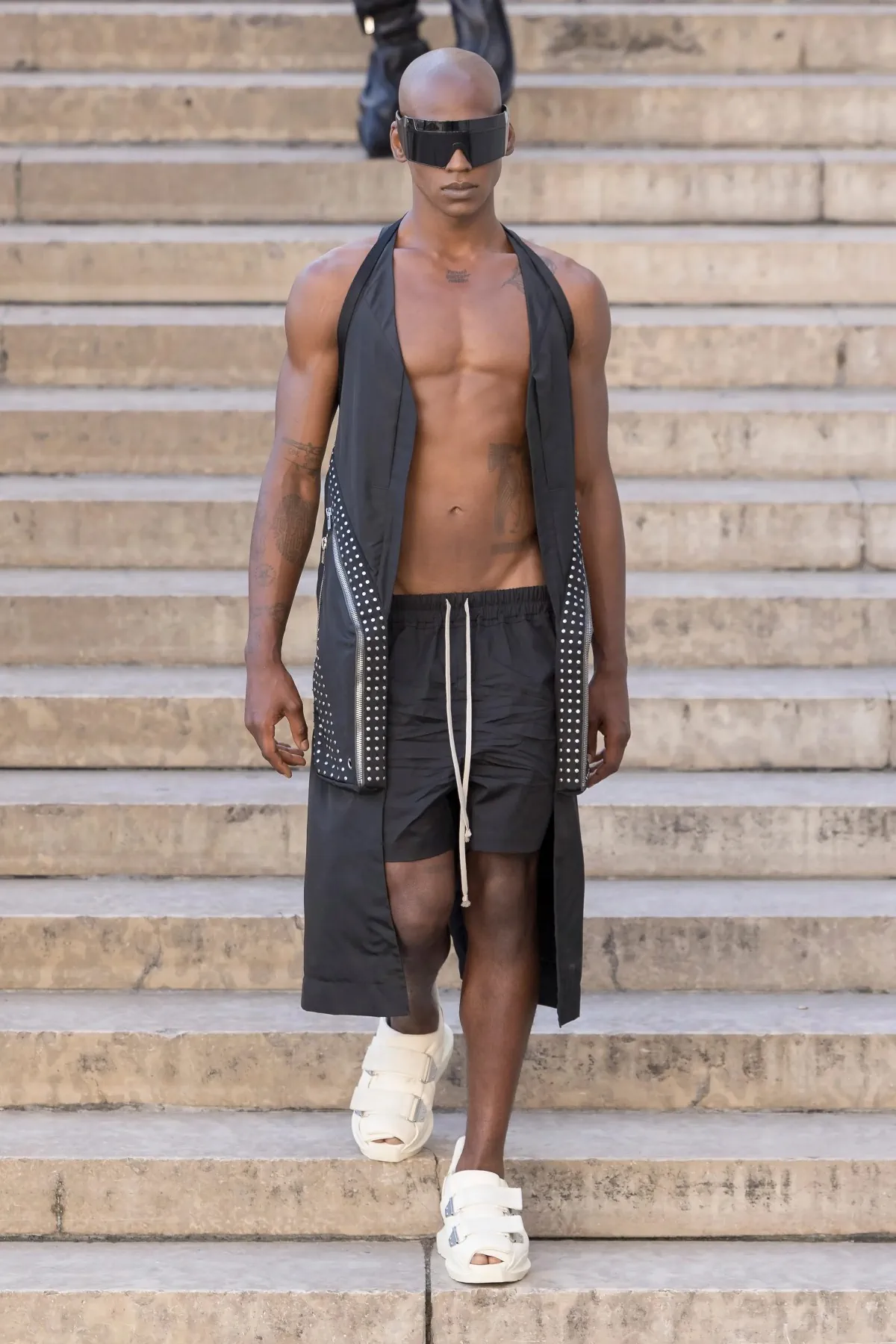 Rick Owens dévoile une élégance subversive pour le printemps 2026